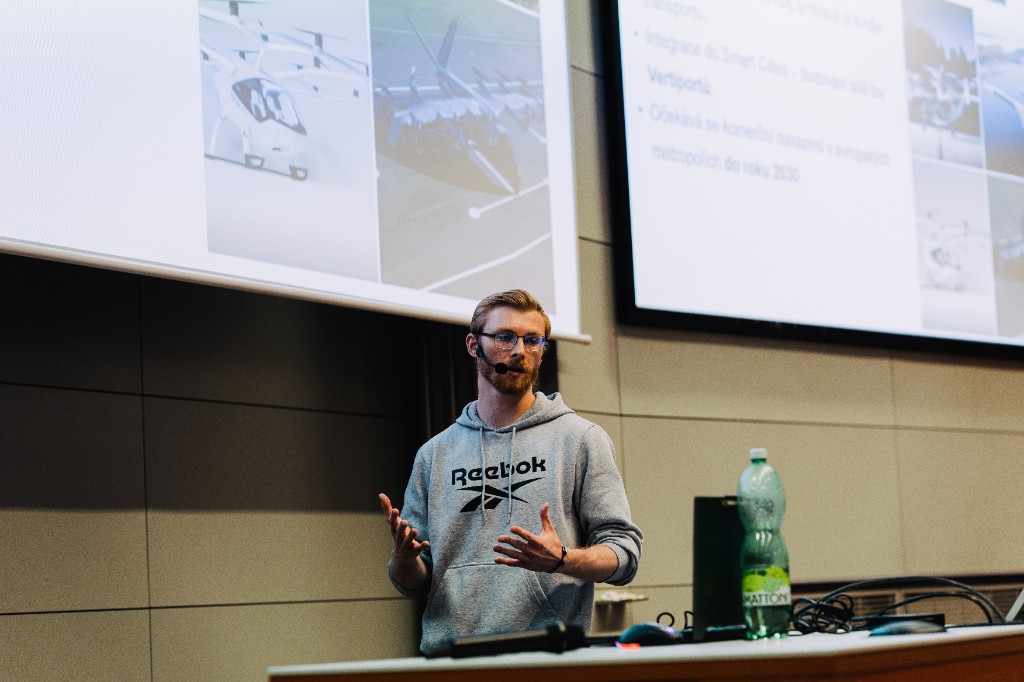 Cargoswift team presenting aircraft technology